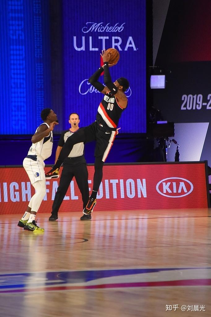 关于76人翻盘独行侠，利拉德带队取胜的信息